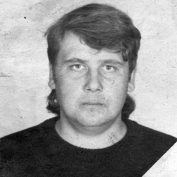 Старе чорно‑біле портретне фото чоловіка з подряпинами — реставрація та сканування, Київ