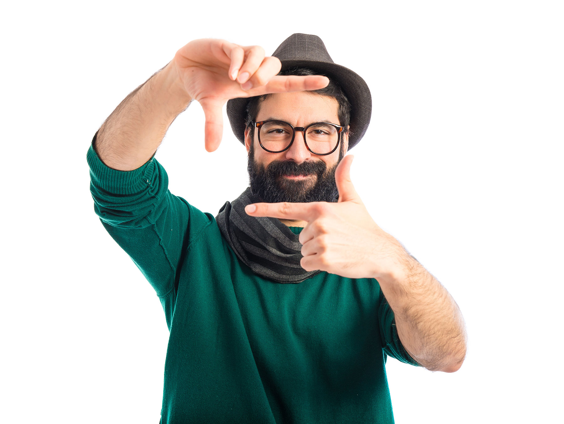 Чоловік у капелюсі та окулярах показує «рамку» пальцями на білому фоні — креативна портретна зйомка, Київ