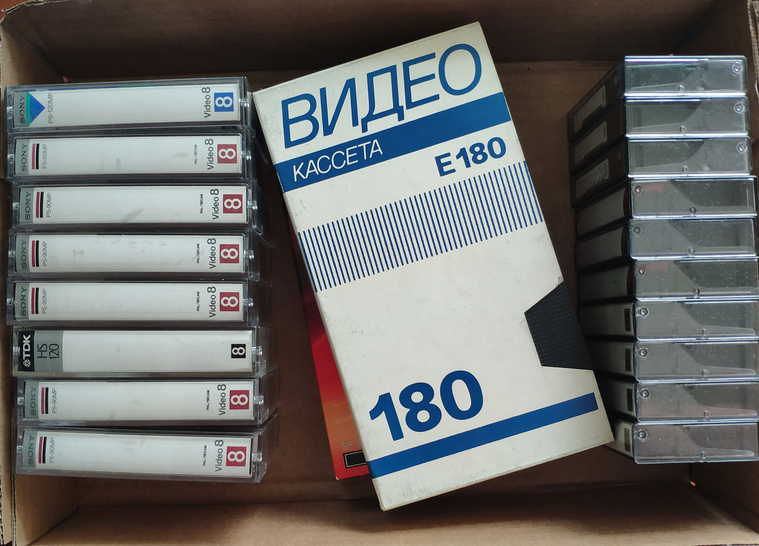 Коробка з касетами Video8/Hi8 у футлярах і великою коробкою VHS — оцифрування 8‑мм відео, Київ