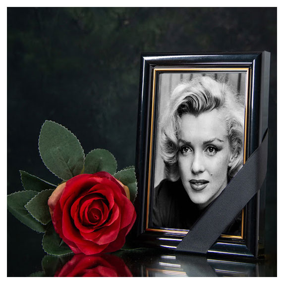 Траурний портрет у чорній рамці з чорною стрічкою та червоною трояндою — друк меморіальних фото, Київ