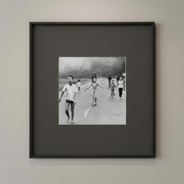 Історична чорно-біла фотографія дітей, що біжать дорогою під час В'єтнамської війни