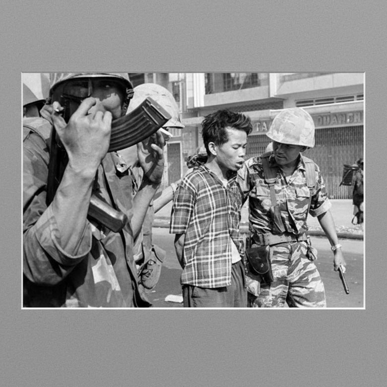 Історична документальна фотографія воєнного конфлікту в Сайгоні 1968 року в світлій рамці
