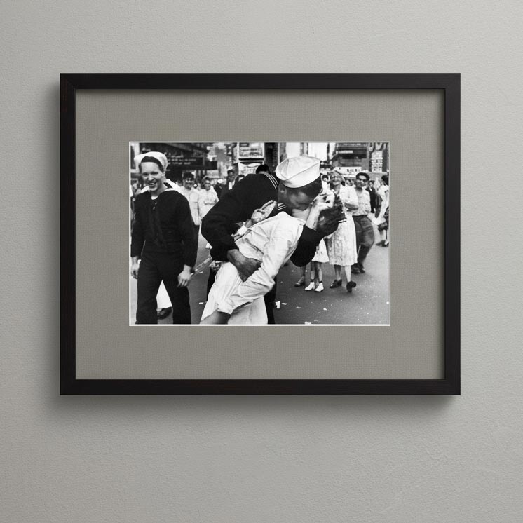 Фотографія "Поцілунок на Таймс-сквер" Альфреда Айзенштадта 1945 року в чорній рамці