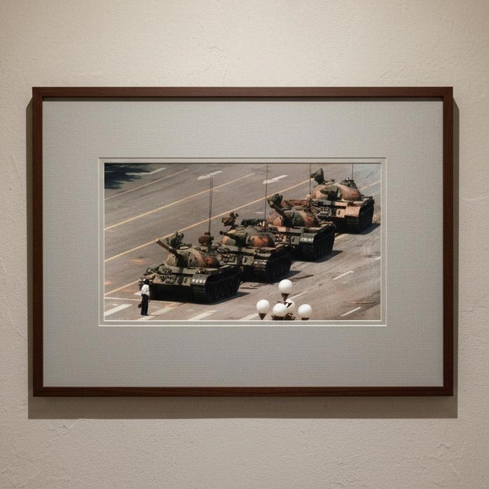 Фотографія "Людина-танк" - невідомий герой площі Тяньаньмень 1989 року в дерев'яній рамці