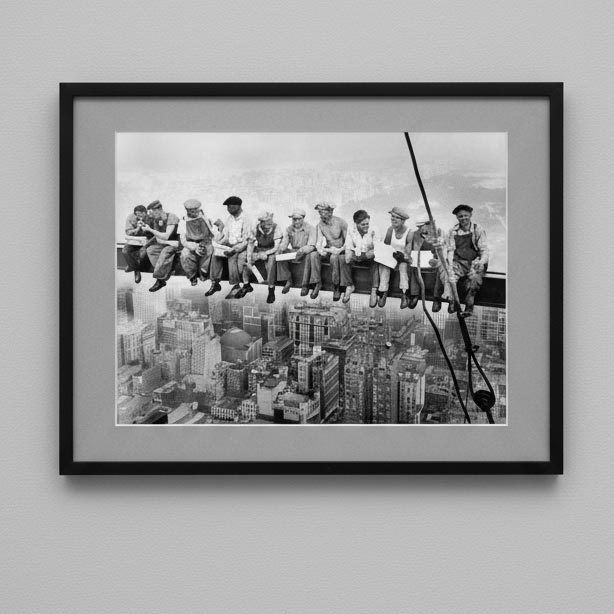 Фотографія "Обід на хмарочосі" 1932 року - робітники на балці над Нью-Йорком у чорній рамці